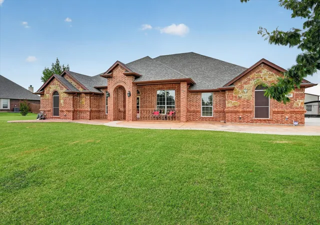 Photo 4 of Single family home for sale at 7915 Stone Ridge Dr, Justin, TX 76247 | MLS# 21343709 | Listing updated on 2026-10-08