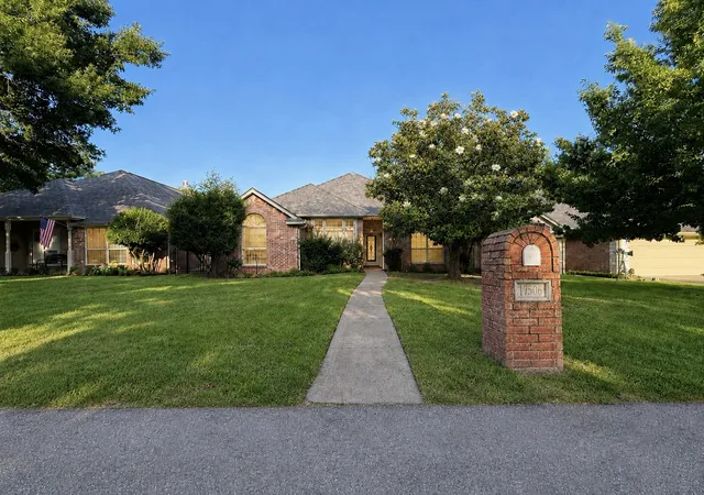 Photo 2 of Single family home for sale at 17506 Country Club Dr, Kemp, TX 75143 | MLS# 21347896 | Listing updated on 2026-08-27