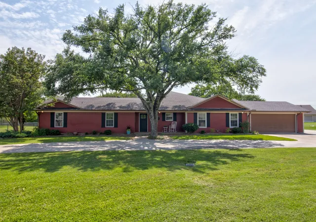 Photo 1 of Single family home for sale at 112 Sequoya Dr, Gainesville, TX 76240 | MLS# 21347766 | Listing updated on 2026-09-24