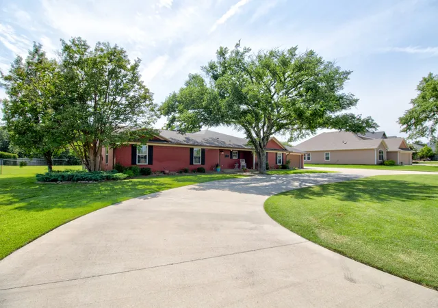 Photo 2 of Single family home for sale at 112 Sequoya Dr, Gainesville, TX 76240 | MLS# 21347766 | Listing updated on 2026-09-24