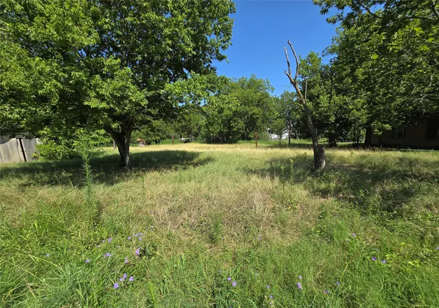 Photo 3 of Sale Pending at 702 3Rd St, Hubbard, TX 76648 | MLS# 21347457 | Listing updated on 2026-08-25