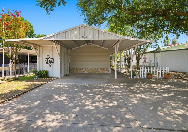Photo 3 of Manufactured home for sale at 206 Brazos Harbor Dr, Granbury, TX 76048 | MLS# 21348089 | Listing updated on 2026-09-15