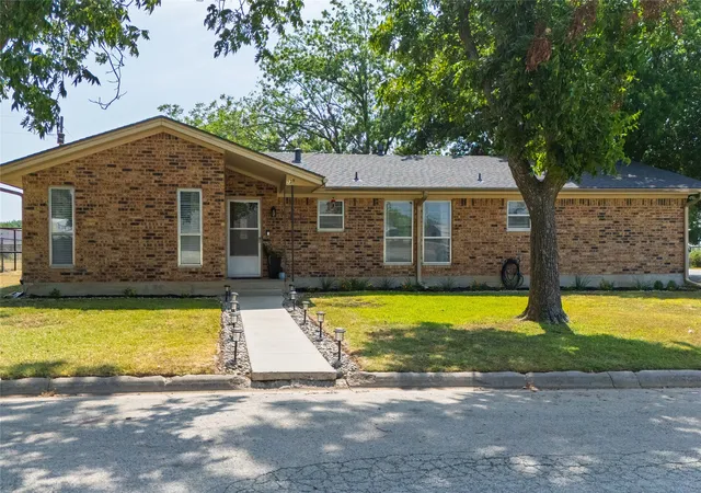 Photo 1 of Single family home for sale at 239 S Pine St, Muenster, TX 76252 | MLS# 21347860 | Listing updated on 2026-08-03