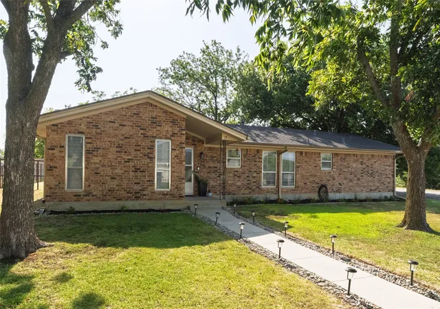 Photo 2 of Single family home for sale at 239 S Pine St, Muenster, TX 76252 | MLS# 21347860 | Listing updated on 2026-08-03