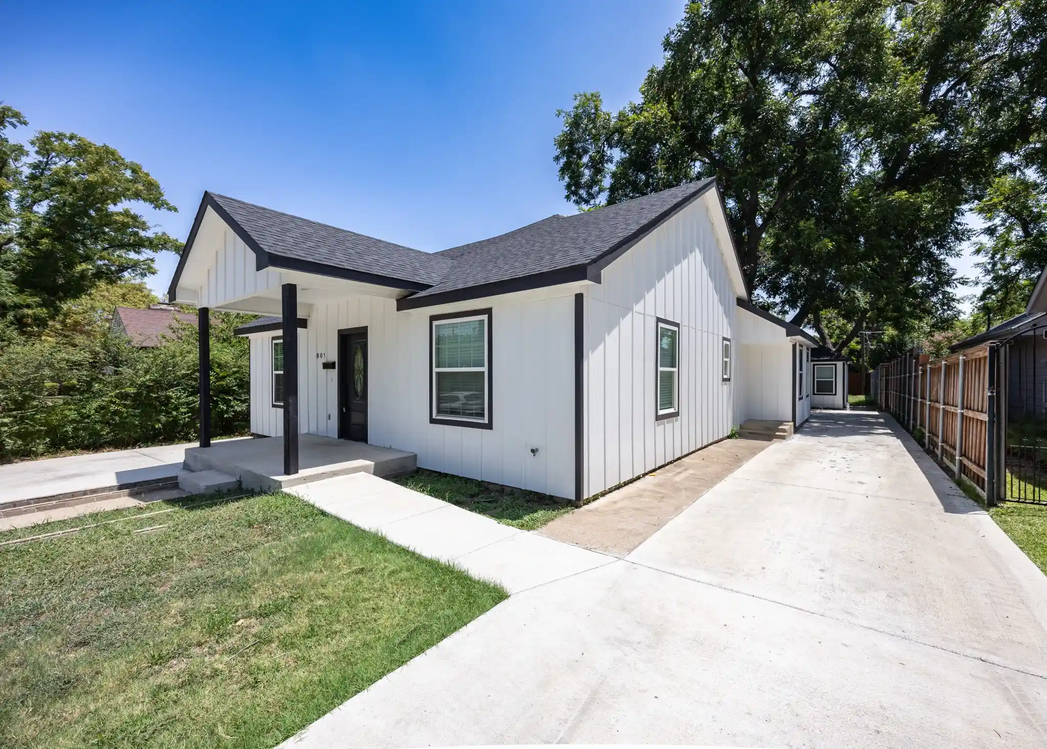 Photo 1 of Single family home for sale at 809 Haynes Ave, Fort Worth, TX 76103 | MLS# 21348088 | Listing updated on 2026-10-22