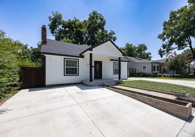 Photo 2 of Single family home for sale at 809 Haynes Ave, Fort Worth, TX 76103 | MLS# 21348088 | Listing updated on 2026-09-02