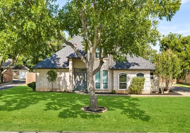 Photo 2 of Single family home for sale at 6105 Belvidere Cir, Granbury, TX 76049 | MLS# 21348124 | Listing updated on 2026-09-03