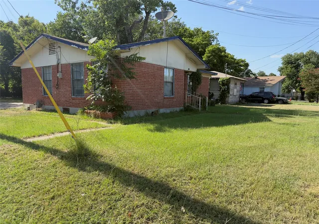 Photo 2 of Sale Pending at 303 N Masters Dr, Dallas, TX 75217 | MLS# 21348067 | Listing updated on 2026-08-26