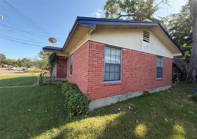 Photo 3 of Sale Pending at 303 N Masters Dr, Dallas, TX 75217 | MLS# 21348067 | Listing updated on 2026-08-26