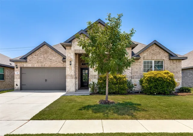 Photo 1 of Single family home for sale at 1404 Lakeview Dr, Azle, TX 76020 | MLS# 21328499 | Listing updated on 2026-08-15