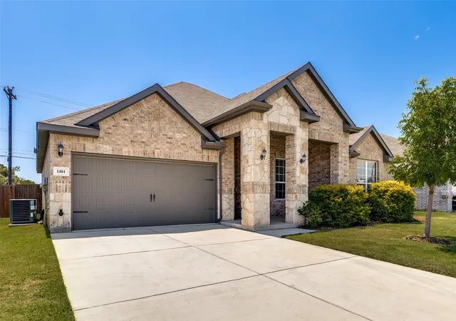 Photo 2 of Single family home for sale at 1404 Lakeview Dr, Azle, TX 76020 | MLS# 21328499 | Listing updated on 2026-08-15