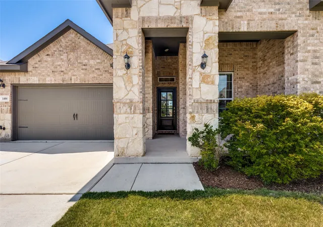 Photo 3 of Single family home for sale at 1404 Lakeview Dr, Azle, TX 76020 | MLS# 21328499 | Listing updated on 2026-08-15