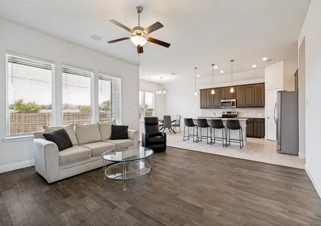 Photo 4 of Single family home for sale at 1404 Lakeview Dr, Azle, TX 76020 | MLS# 21328499 | Listing updated on 2026-08-15