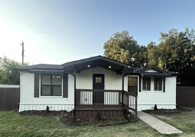 Photo 1 of Sale Pending at 811 Thompson St, Gainesville, TX 76240 | MLS# 21346896 | Listing updated on 2026-08-31