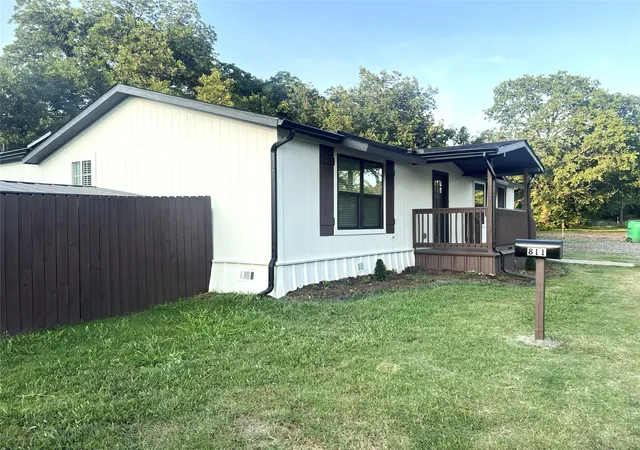 Photo 2 of Sale Pending at 811 Thompson St, Gainesville, TX 76240 | MLS# 21346896 | Listing updated on 2026-08-31