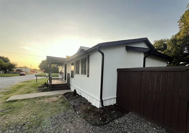 Photo 3 of Sale Pending at 811 Thompson St, Gainesville, TX 76240 | MLS# 21346896 | Listing updated on 2026-08-31