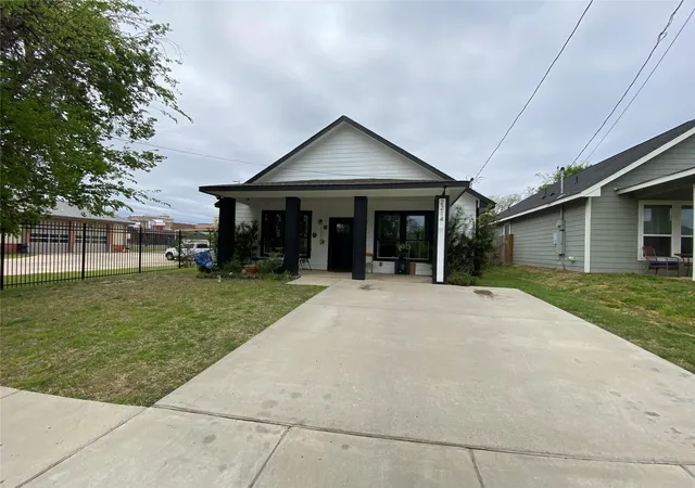 Photo 2 of Single family home for sale at 1410 E Royall Blvd, Malakoff, TX 75148 | MLS# 21348471 | Listing updated on 2026-08-03