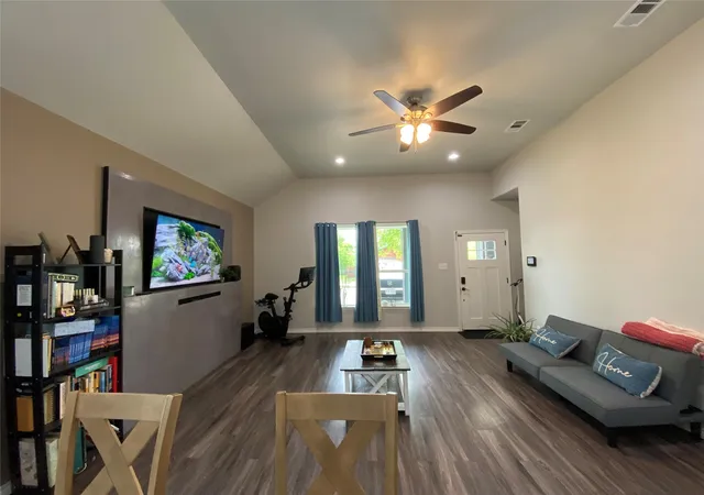 Photo 4 of Single family home for sale at 1410 E Royall Blvd, Malakoff, TX 75148 | MLS# 21348471 | Listing updated on 2026-08-03