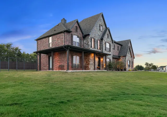 Photo 3 of House for sale at 204 Tate Cir, Sherman, TX 75090 | MLS# 21348499 | Listing updated on 2026-10-07