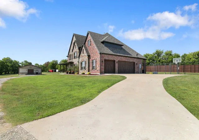 Photo 4 of House for sale at 204 Tate Cir, Sherman, TX 75090 | MLS# 21348499 | Listing updated on 2026-10-07