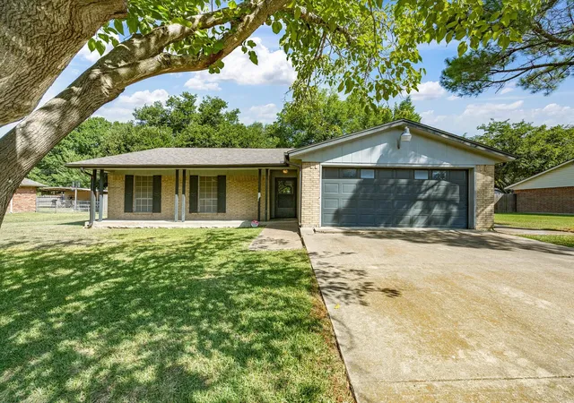 Photo 1 of Single family home for sale at 613 Cooper St, Ennis, TX 75119 | MLS# 21348234 | Listing updated on 2026-10-02