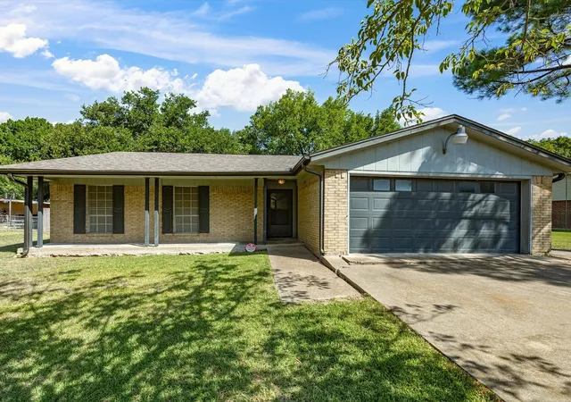 Photo 2 of Single family home for sale at 613 Cooper St, Ennis, TX 75119 | MLS# 21348234 | Listing updated on 2026-10-02