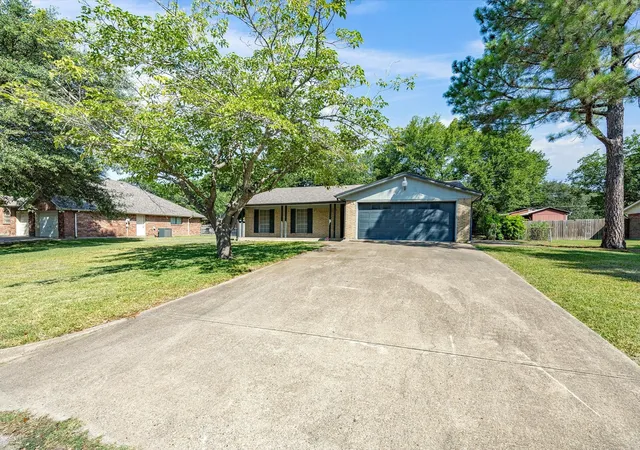 Photo 3 of Single family home for sale at 613 Cooper St, Ennis, TX 75119 | MLS# 21348234 | Listing updated on 2026-10-02