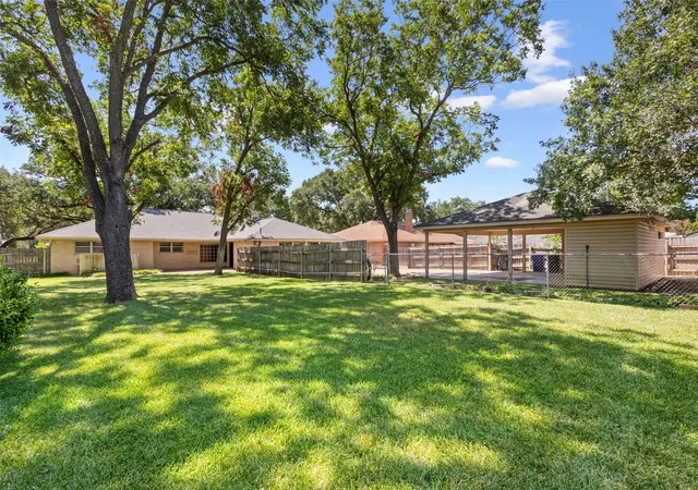 Photo 2 of Sale Pending at 5201 Lake Highlands Dr, Waco, TX 76710 | MLS# 21348451 | Listing updated on 2026-10-05