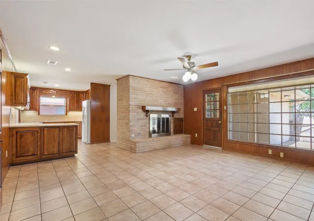 Photo 3 of Sale Pending at 5201 Lake Highlands Dr, Waco, TX 76710 | MLS# 21348451 | Listing updated on 2026-10-05