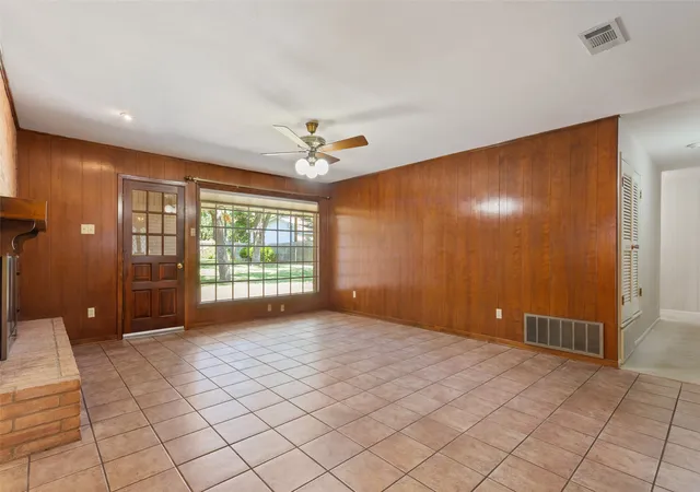 Photo 3 of Sale Pending at 5201 Lake Highlands Dr, Waco, TX 76710 | MLS# 21348451 | Listing updated on 2026-10-05