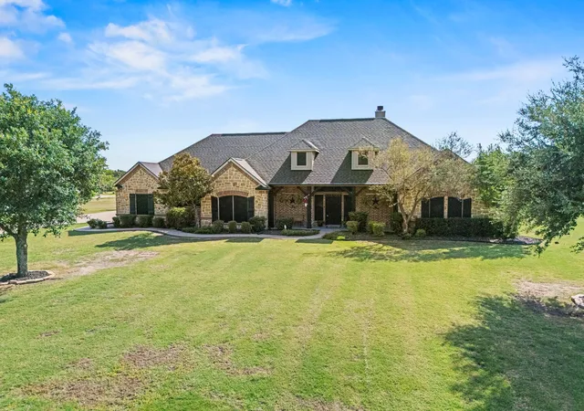 Photo 3 of Single family home for sale at 1354 Shadow Lakes Dr, Wills Point, TX 75169 | MLS# 21342357 | Listing updated on 2026-09-23