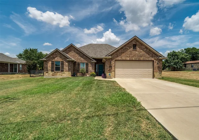 Photo 1 of Single family home for sale at 816 W Park Ave, Weatherford, TX 76086 | MLS# 21348614 | Listing updated on 2026-08-10