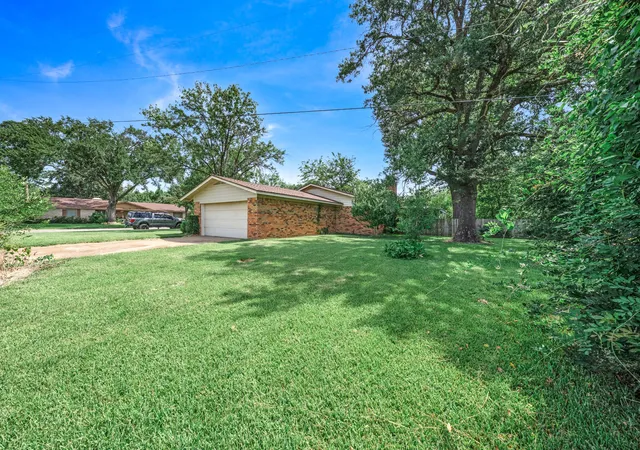 Photo 3 of Single family home for sale at 300 Merrell Dr, Sulphur Springs, TX 75482 | MLS# 21343688 | Listing updated on 2026-08-04