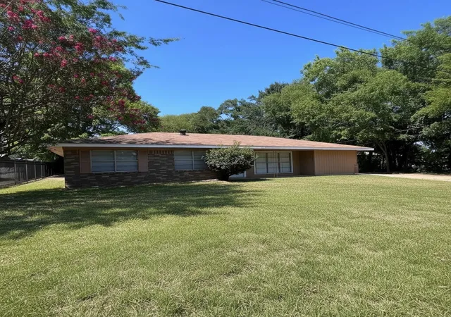 Photo 1 of Single family home for sale at 403 Montgomery St, Pittsburg, TX 75686 | MLS# 21343749 | Listing updated on 2026-10-01