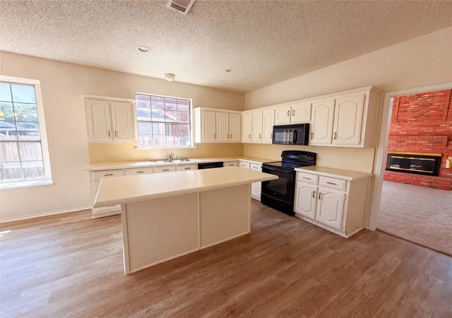 Photo 4 of Single family home for sale at 2909 Lois Ln, Rowlett, TX 75088 | MLS# 21348718 | Listing updated on 2026-10-29