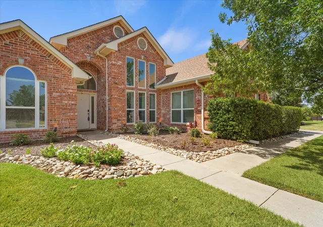 Photo 2 of Single family home for sale at 415 Valley View Ln, Krum, TX 76249 | MLS# 21348760 | Listing updated on 2026-10-02