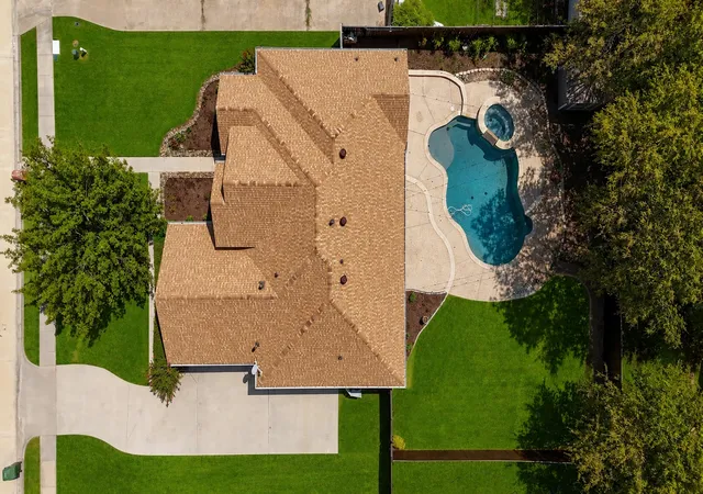 Photo 3 of Single family home for sale at 415 Valley View Ln, Krum, TX 76249 | MLS# 21348760 | Listing updated on 2026-10-02