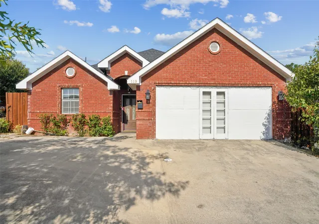 Photo 2 of Single family home for sale at 119 N Frances St, Dallas, TX 75211 | MLS# 21348775 | Listing updated on 2026-08-09