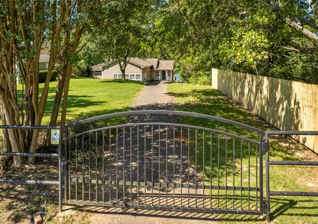 Photo 3 of Single family home for sale at 15460 Mcelroy Rd, Whitehouse, TX 75791 | MLS# 21348869 | Listing updated on 2026-08-04