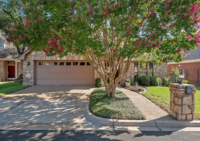 Photo 2 of Single family home for sale at 108 Landsborough Dr, Woodway, TX 76712 | MLS# 21348643 | Listing updated on 2026-10-01