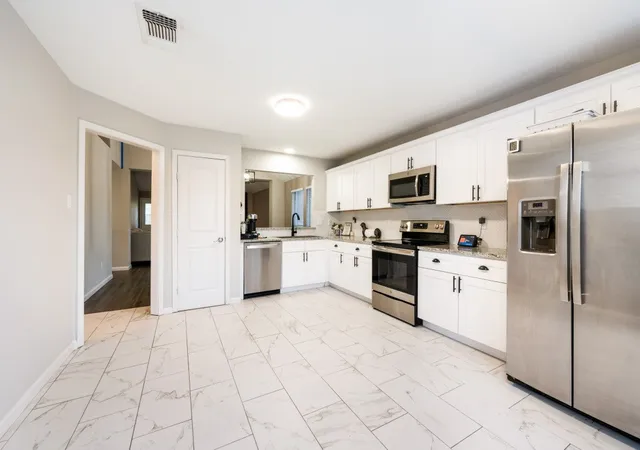 Photo 2 of Sale Pending at 1520 Creekstone Ct, Fort Worth, TX 76112 | MLS# 21347095 | Listing updated on 2026-09-01