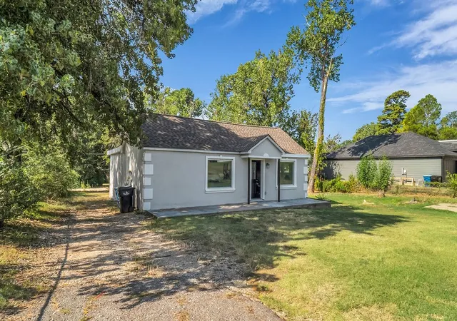 Photo 2 of Single family home for sale at 2726 W Washington St, Denison, TX 75020 | MLS# 21349013 | Listing updated on 2026-08-04