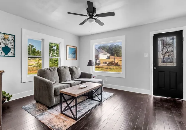 Photo 3 of Single family home for sale at 2726 W Washington St, Denison, TX 75020 | MLS# 21349013 | Listing updated on 2026-08-04