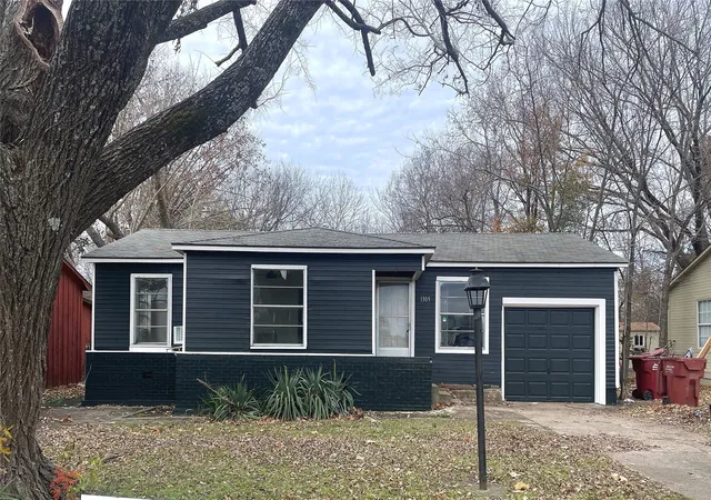 Photo 1 of Single family home for sale at 1305 Lynn St, Bonham, TX 75418 | MLS# 21348672 | Listing updated on 2026-08-04