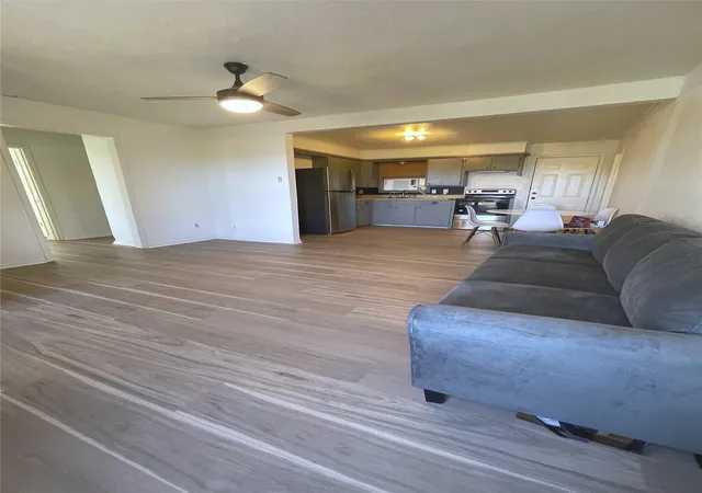 Photo 3 of Single family home for sale at 1305 Lynn St, Bonham, TX 75418 | MLS# 21348672 | Listing updated on 2026-08-04