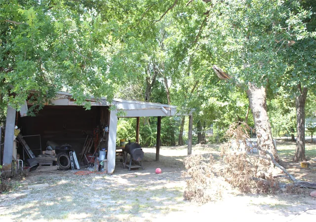 4th image of 310 S Santa Fe St, Wolfe City, TX 75496 | MLS# 21349042