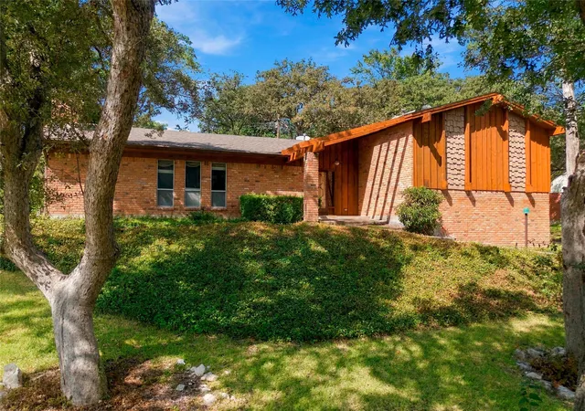 Photo 1 of Sale Pending at 2624 Eldridge Ln, Waco, TX 76710 | MLS# 21346989 | Listing updated on 2026-09-30