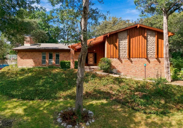 Photo 2 of Sale Pending at 2624 Eldridge Ln, Waco, TX 76710 | MLS# 21346989 | Listing updated on 2026-09-30