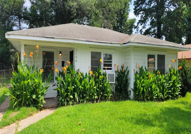 Single family home for sale at 2134 W College St, Shreveport, LA 71103 | MLS# 21348751
