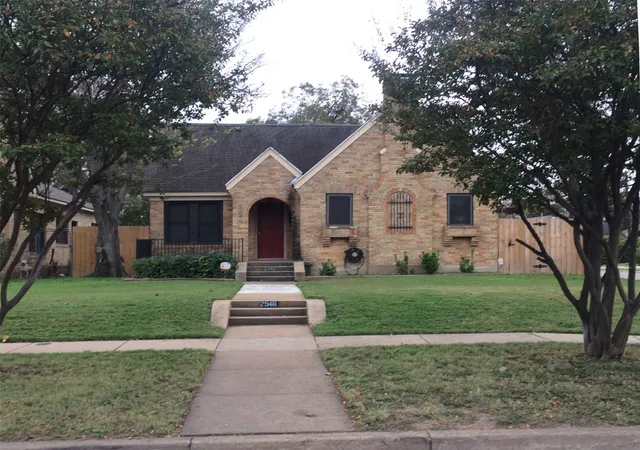 Photo 1 of Single family home for sale at 2546 Gladstone Dr, Dallas, TX 75211 | MLS# 21349234 | Listing updated on 2026-08-04